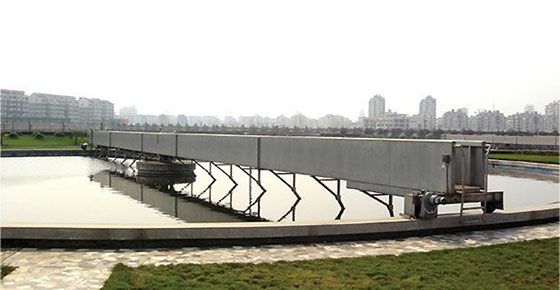 周边传动刮吸泥机(图1)